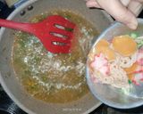 Foto langkah ke 5 dari resep Seblak Kerupuk dan Mie.