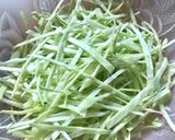 Hình bước làm 1 của món Nui Nơ Xào Tôm & Bắp Cải