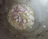 A picture of step 2 of Wheat vermicelli upma.