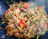 Foto langkah ke 4 dari resep Ikan Asin Tenggiri & Kembang Tahu Masak Tauco.