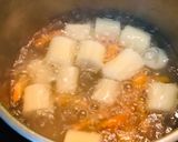 Hình bước làm 2 của món Canh khoai mỳ (sắn) nấu nấm đông cô