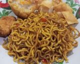 Foto langkah ke 5 dari resep Mie Goreng Pedas Manis.
