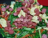 Foto langkah ke 4 dari resep Tumis Sawi Wortel Telur Sosis.