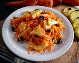 A picture of step 4 of Carrot raisin salad.