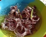 รูปขั้นตอนการทำที่ 2 ของ ยำปลาหมึกรสจี๊ดจ๊าด ใส่ขิงหอมๆ#อาหารไทยง่ายๆ