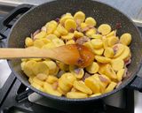 Une image de l'étape 7 de Pommes de terre sautées à l'oignon rouge.
