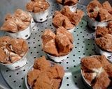 Foto langkah ke 6 dari resep Bolu kukus mekar coklat.