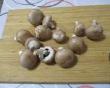 Pirított nyúlcombok 🍗 gombás-tejfölös mártásban 🍄 recept fázis 2 fotója