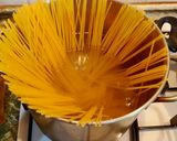 Foto del passaggio 2 della ricetta Spaghetti alle biete acciughe e sesamo tostato