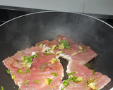 Foto del paso 3 de la receta: Atún cítrico con puré de patata y chirivía