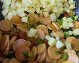 عکس مرحله 2 از دستور کیک سوسیس و سیب زمینی (کیک نمکی)
