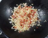 Foto del paso 2 de la receta: Arroz con pollo y salsa de tomates en wok