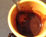Foto del paso 5 de la receta: Facilísimo bizcochuelo de chocolate con baño de chocolate