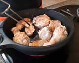 Foto del paso 5 de la receta: Pollo en salsa de cebolla