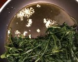 Foto del paso 5 de la receta Hierbas silvestres salteadas (roselles, llicsons i camarotges)