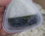 Foto langkah ke 6 dari resep Tuna onigiri.