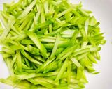 Hình bước làm 2 của món Gỏi Cóc Tôm Lỗ Tai Heo