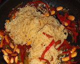 Foto del paso 4 de la receta: Tallarines chinos con pollo y soja