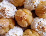 Foto del paso 17 de la receta: Tarta de nueces y nata con profiteroles cubiertos de toffee