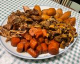 Une image de l'étape 16 de Rouelle de porc confite aux pommes de terre, carottes et champignons.