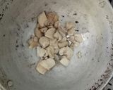 Foto langkah ke 1 dari resep Sop Merah Ayam Wortel Sosis.