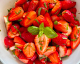 Foto del paso 4 de la receta: Ensalada de fresas, vinagre balsámico y albahaca