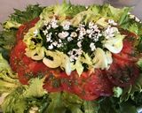 Une image de l'étape 11 de Salade reine des glaces aux tomates roses, oignons nouveaux et fleurs d'ail du jardin.