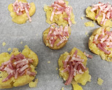 Foto del paso 4 de la receta: Patatas chafadas con bacon y queso