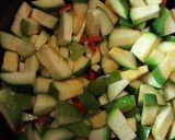 Foto del paso 2 de la receta: Saltado de zapallitos con cebolla caramelizada