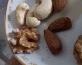 A picture of step 3 of Dry Fruit smoothie.