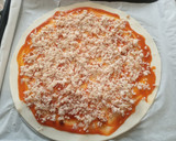 Foto del paso 3 de la receta: Pizza normal o sin gluten estirada o enrollado de pollo y queso