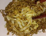 รูปขั้นตอนการทำที่ 6 ของ ผัดโซบะกุ้งกระเทียม (Stir-Fried Soba Noodles with Shrimp and Garlic)
