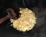 Foto langkah ke 3 dari resep Tumis Kentang Kornet Pedas.