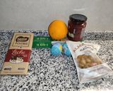 Foto del paso 1 de la receta Huevos de chocolate con naranja, Almendras y mermelada de fresa