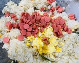 Foto langkah ke 5 dari resep Nasi Goreng Telor Mata Sapi.