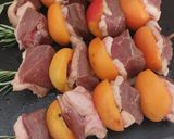Une image de l'étape 9 de Brochette de magret de canard, abricot et romarin.
