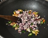 Foto langkah ke 5 dari resep Tumis Cumi Belimbing Wuluh.