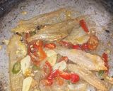 Foto langkah ke 4 dari resep Tumis Ikan Asin Bulu Ayam.