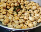 A picture of step 6 of Makhana Namkeen.