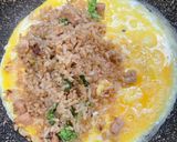 Foto langkah ke 5 dari resep Nasi Goreng Selimut.