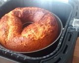 Foto del passaggio 4 della ricetta Ciambella al latte condensato in friggitrice ad aria