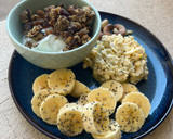 Foto del paso 5 de la receta Desayuno completo con huevos revueltos y granola