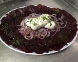 Une image de l'étape 6 de Carpaccio de betteraves à l'oignon rouge, mozzarella et persil (sauce balsamique blanc).