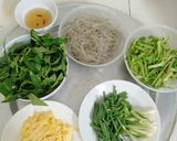 Hình bước làm 1 của món Miến xào trứng thập cẩm