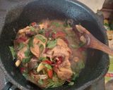 Foto langkah ke 6 dari resep Ayam Tumis Daun Kemangi.