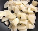 Foto langkah ke 2 dari resep Spicy Roasted Potato Masala.
