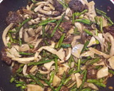 Foto del paso 3 de la receta: Salteado de espárragos y setas con morcilla Ibérica