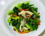 Foto langkah ke 3 dari resep Tumis jamur & brokoli.