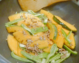 Foto langkah ke 4 dari resep Kabocha paprika tumis daging giling.