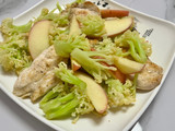 Pechuga de pollo con coliflor y manzana